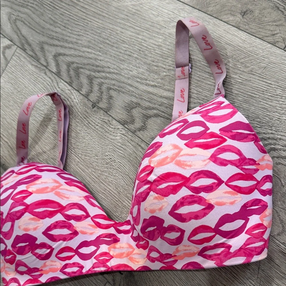 Victoria's Secret‎ Lip Print T-Shirt Lightly Lined Wireless Bra Size 36D